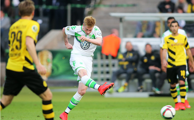 詹姆斯高空接力扣篮，点燃全场（詹姆斯空接重扣，全场沸腾）