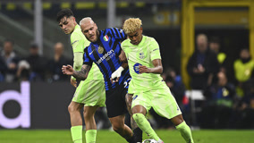 调皮二娃上线，穆勒庆祝夺冠时和25号队友高尔德顶牛假装受伤（穆勒夺冠庆祝又整活，与25号队友高尔德顶头后夸张装伤）