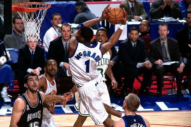 日本队2026年世界杯球衣：深蓝色底色+浅蓝色波浪状图案（日本队2026世界杯新球衣：深蓝主色，浅蓝波浪纹点缀）