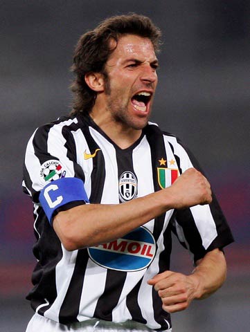 身背两黄，德容与卡萨多在欧冠再吃黄牌就要停赛（德容、卡萨多已两黄在身，欧冠再领黄牌将被停赛）