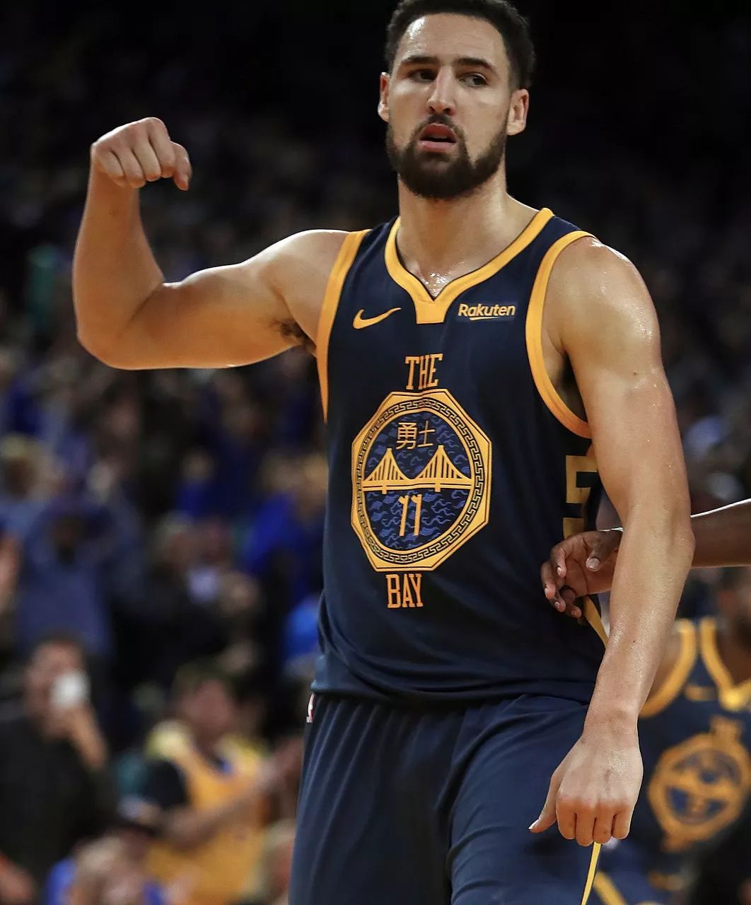 篮球湖人完成关键补强，签下经验丰富后卫（湖人完成重要补强，签下资深后卫）