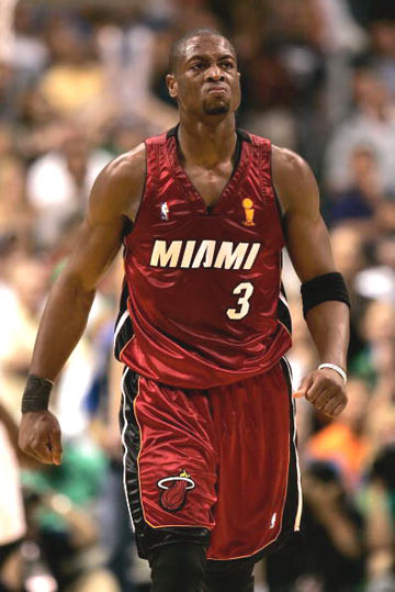 布莱顿发布三笘薰手持二战时日本侵略者照片的图片，如今已删除道歉但限制评论（布莱顿曾发布三笘薰手持二战日本侵略者照片，现已删帖致歉并限评）