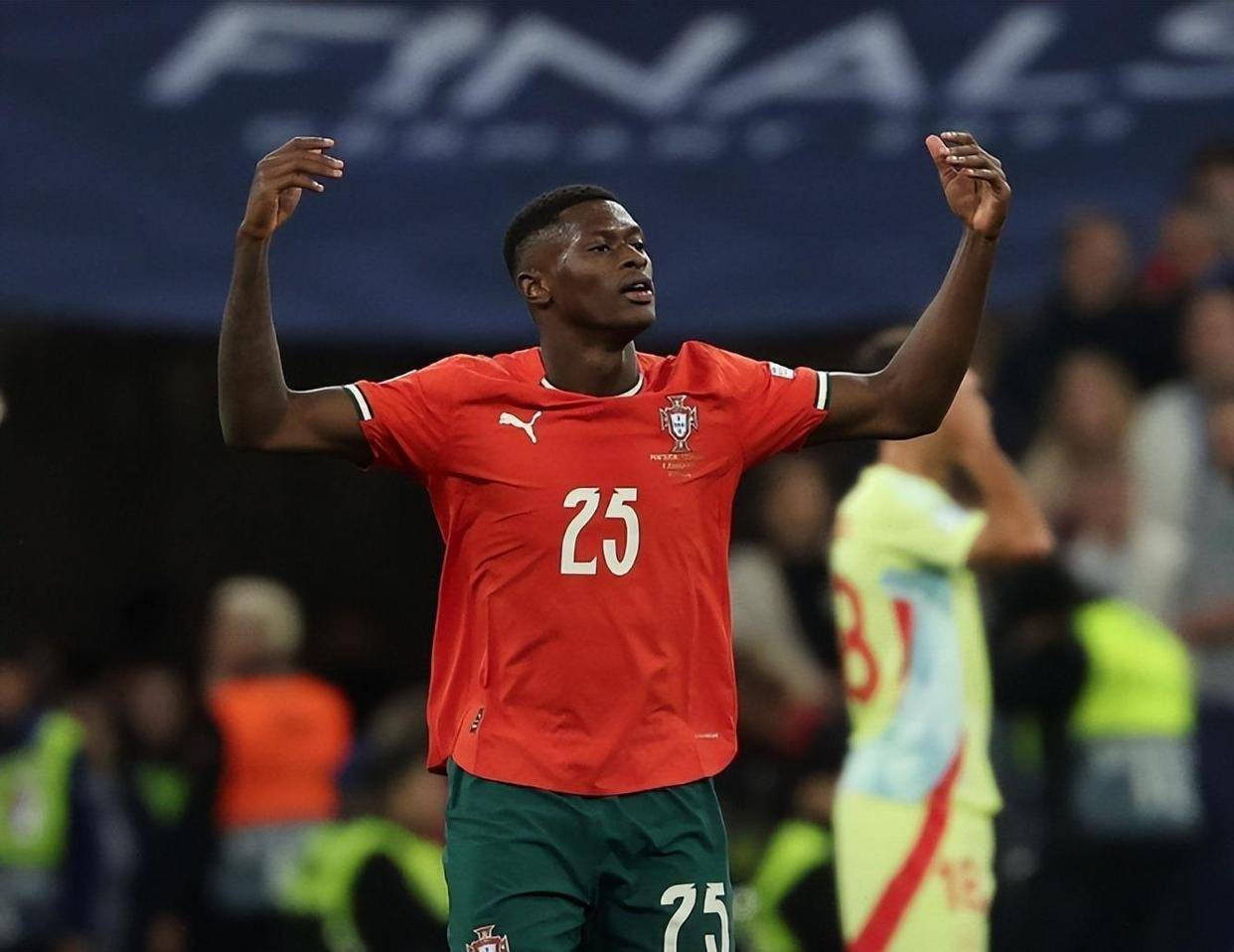 伊劳拉：喜欢带队在梦剧场比赛，现在的曼联比上赛季进步很大（伊劳拉：享受率队征战梦剧场，曼联较上季进步明显）