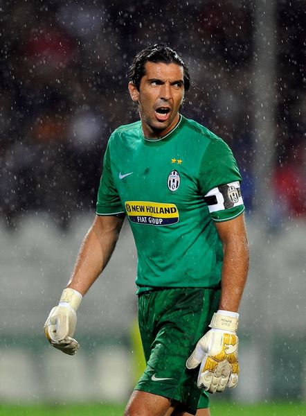 中超：上海海港主场4-1击败深圳队（中超：上海海港主场4比1力克深圳队）