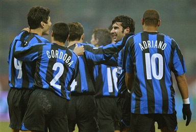 每体：部分法兰克福球迷在诺坎普闹事，向巴萨球迷投掷照明弹（每体：诺坎普发生冲突，部分法兰克福球迷向巴萨球迷投掷照明弹）