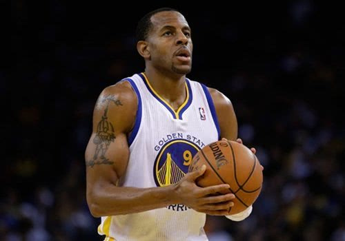 曼联在关键比赛中表现不佳，换人失误导致防守漏洞，边路优势被对手逆转，整体表现令球迷不满。（关键战曼联失色：换人失策致防线出漏洞，边路遭反制，整体表现引发球迷不满）